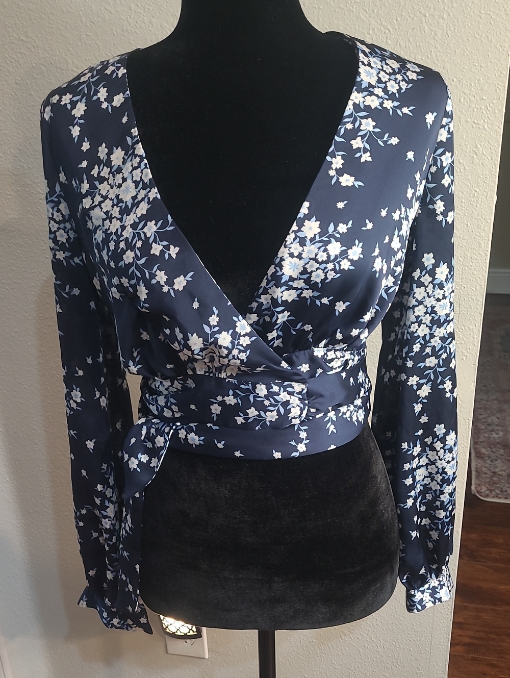 Bcbg Navy Floral Wrap Blouse Ties On Side Long Sleeve V-Neck Croped  Xxs